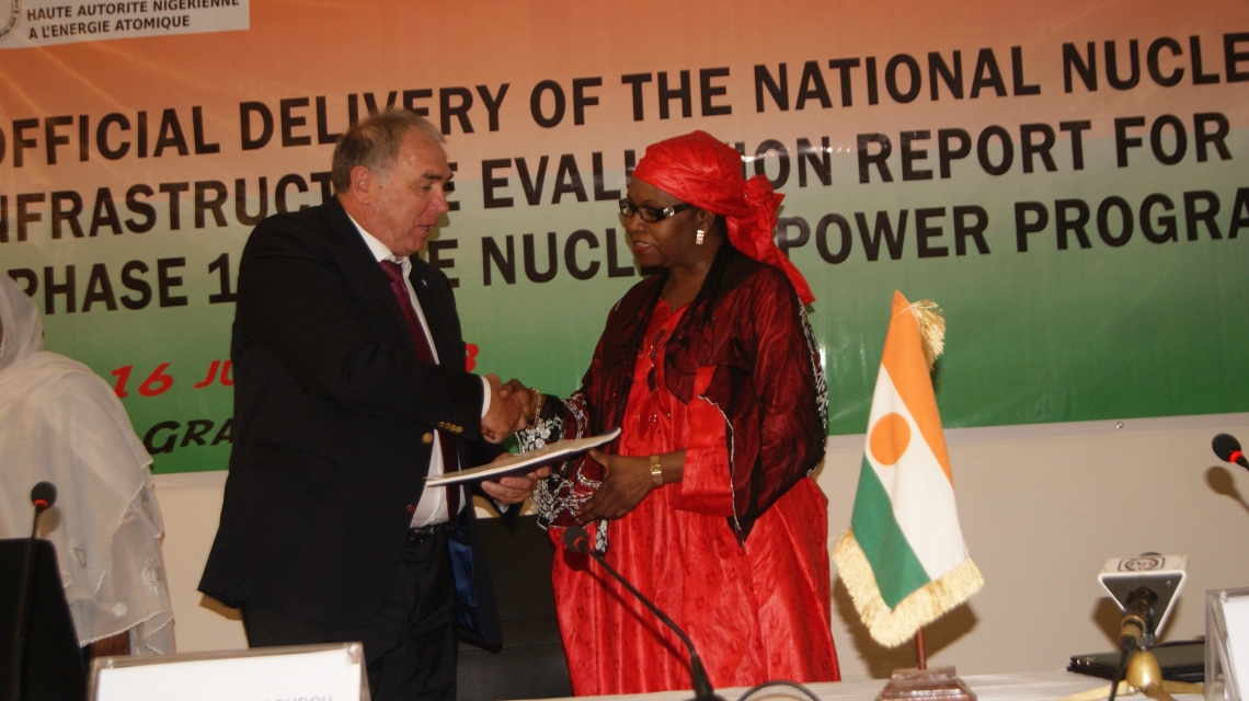 Phó tổng giám đốc IAEA Mikhail Chudakov trao báo cáo nhiệm vụ INIR cho Bộ trưởng Bộ Năng lượng Niger Amina Moumouni tại Niamey hôm 16/7/208 (Ảnh: HANEA)
